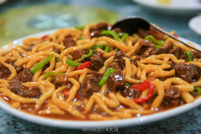 驴肉拨鱼子,张掖的面食种类很多,这种面条叫做拨鱼子,看起来是不是像