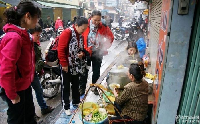 早起,簡單洗漱,下樓,繼續街邊攤早餐.依舊是米粉,2.5萬/碗?