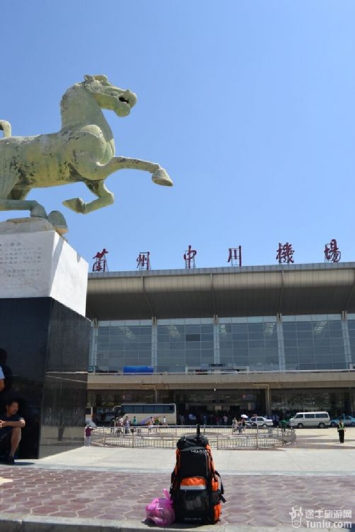 在兰州出站口就能看到醒目的"机场大巴售票