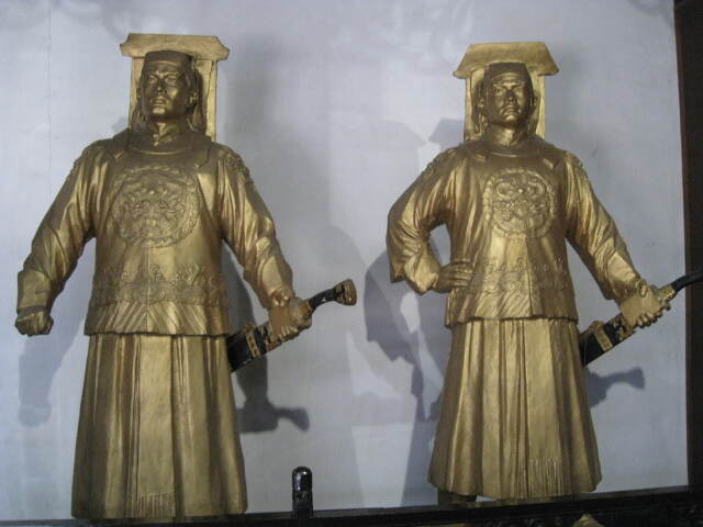 两边分别是王朝,马汉,张龙,赵虎,四大护卫的站立塑像.