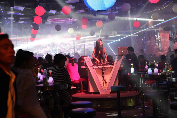 这是刚才看到过的"地心引力"酒吧,这会儿挤满了沸腾的人们.