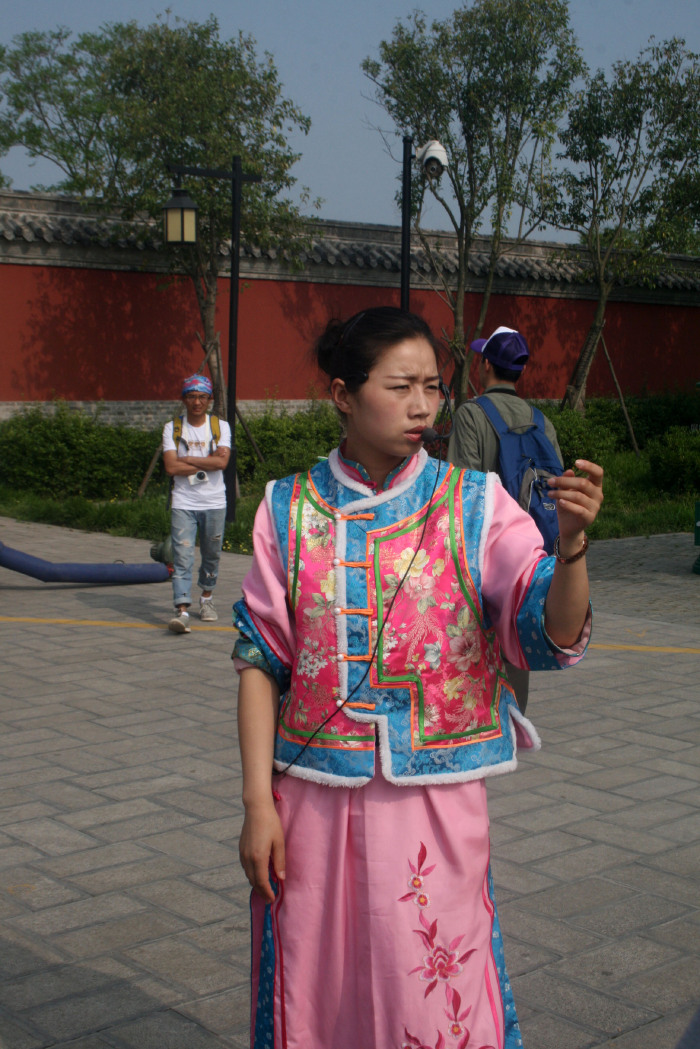 4身着传统服饰美丽的导游小姐,声音很温柔.