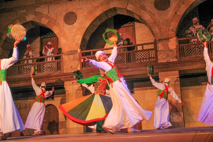 苏菲舞起源于13世纪的土耳其,埃及的苏菲舞经过阿拉伯人的诸多改进