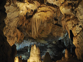 贝尔多斯钟乳洞