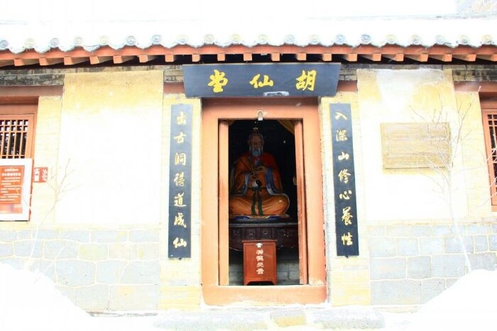 胡仙堂供奉一位明朝时期登州府(今蓬莱)自学成才,治病救人的胡姓名医.