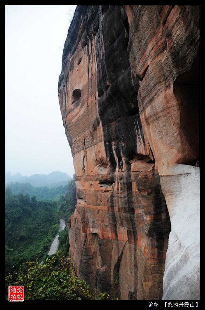 锦石岩寺借势就洞而建,形成了千圣岩,祖师岩,伏虎岩,龙王岩四大