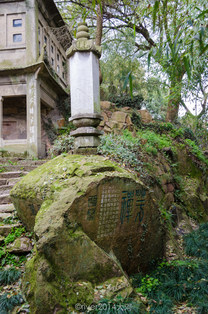 华严塔高高挺立,八角形的石塔是西泠印社的标志性建筑.