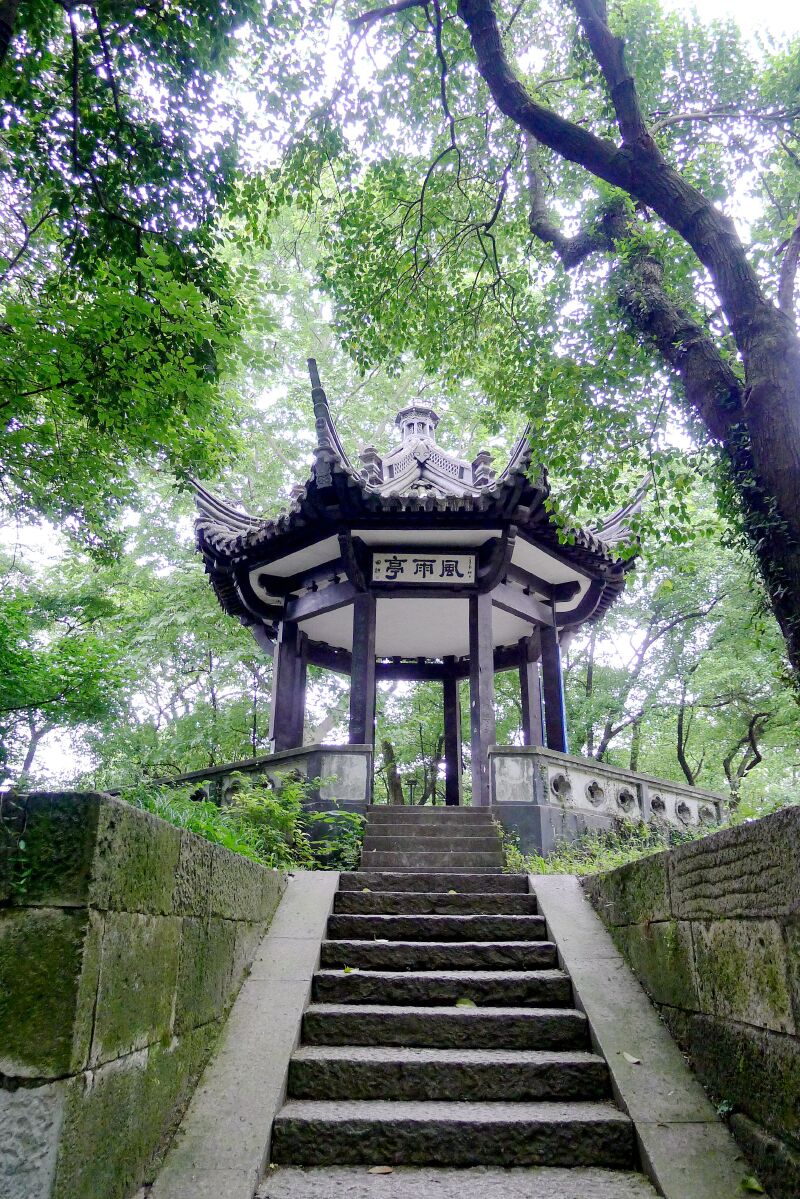 九六一年被列为市级文物保护单位杭州风雨亭图为位于杭州白堤的风雨亭