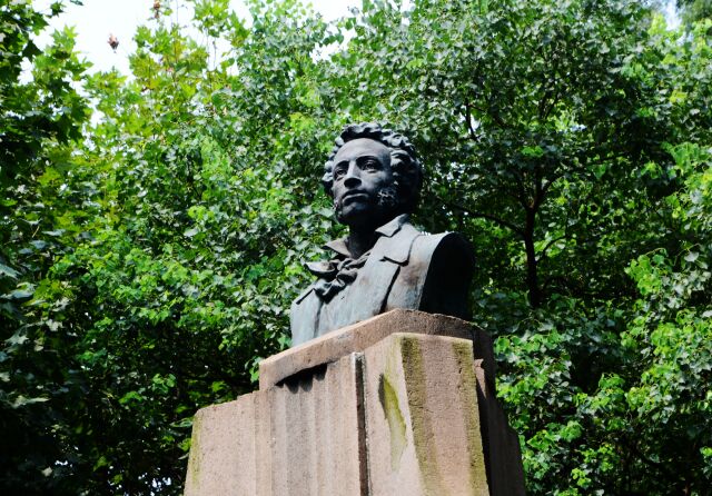 汾阳路东平路口的普希金铜像建立于1937年2月10日,是旅居上海