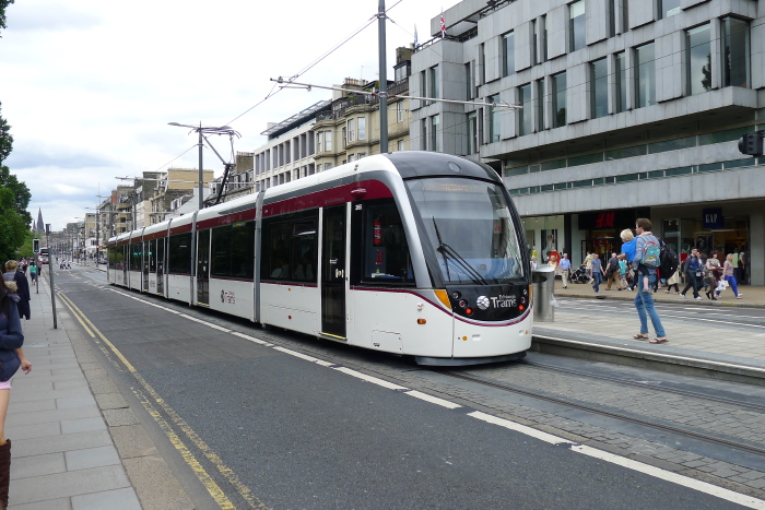 爱丁堡王子大街,是一条具有现代化的时尚商业街,图为有轨电车在街头