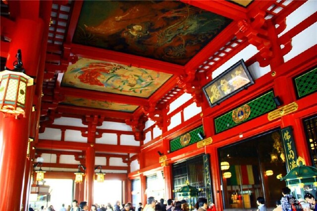 本堂前厅天井上的"天人散花图"具有文物价值.