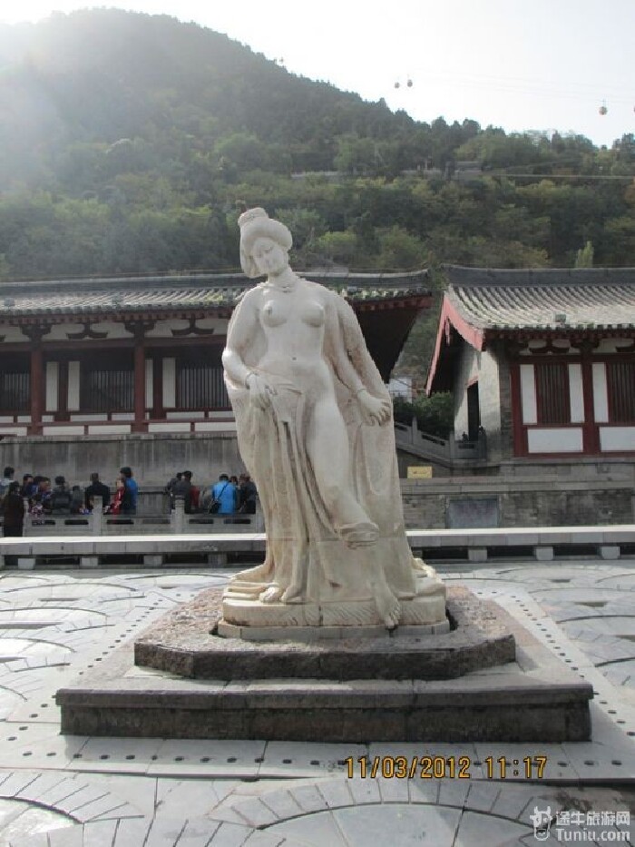 华清池里的贵妃出浴雕塑