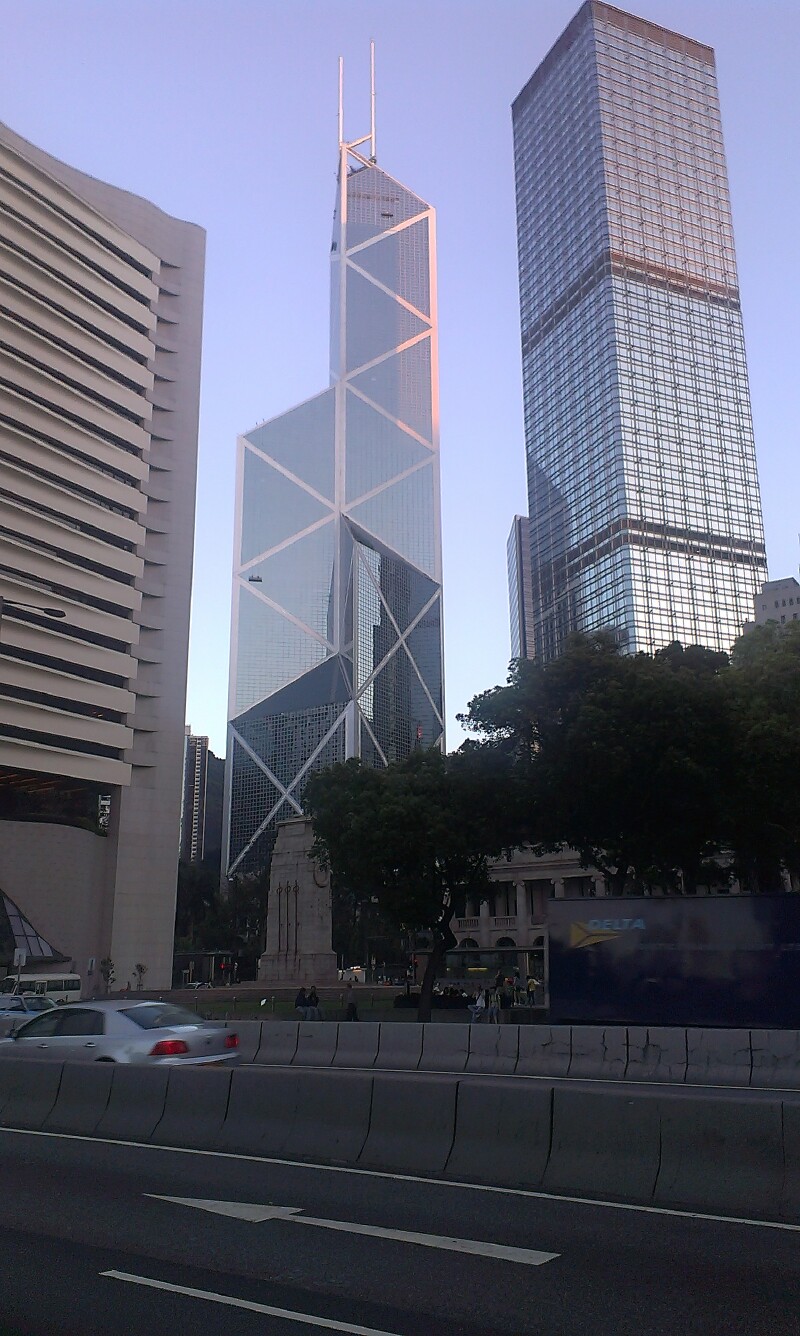 因为看过《香港仔》,所以特地来到交易广场人行天桥,因为这里有块车道