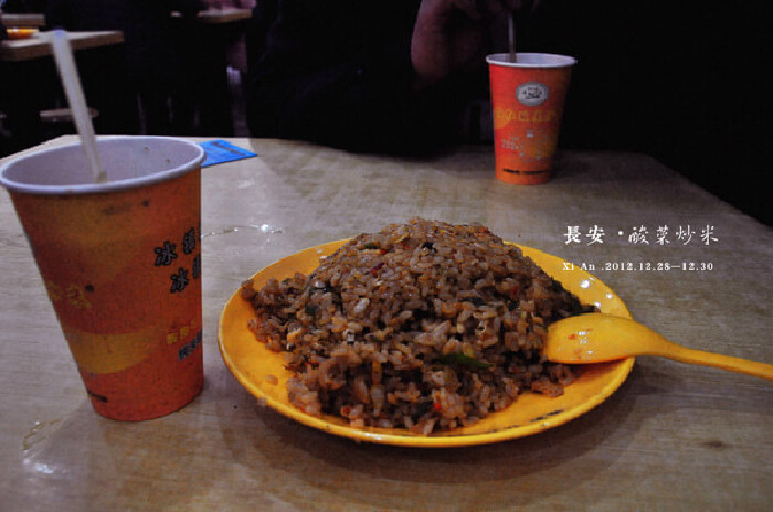 下楼时,看见一位大将军的背影.