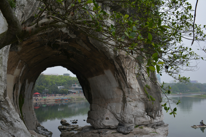 广西桂林象山公园p63---p64:靠近象眼岩的地方,有