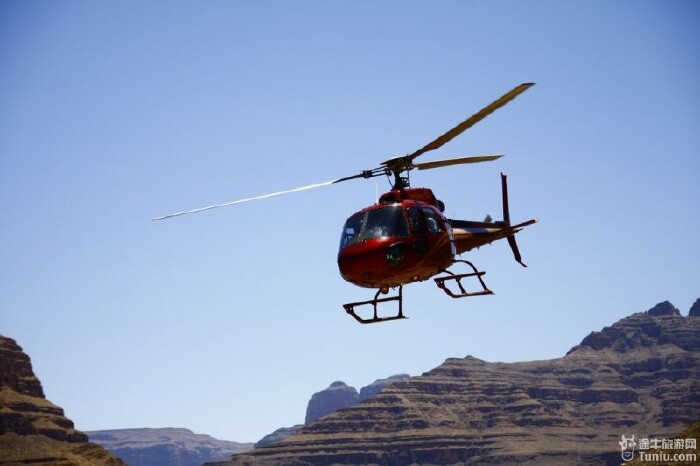 坐直升机下到峡谷的底部