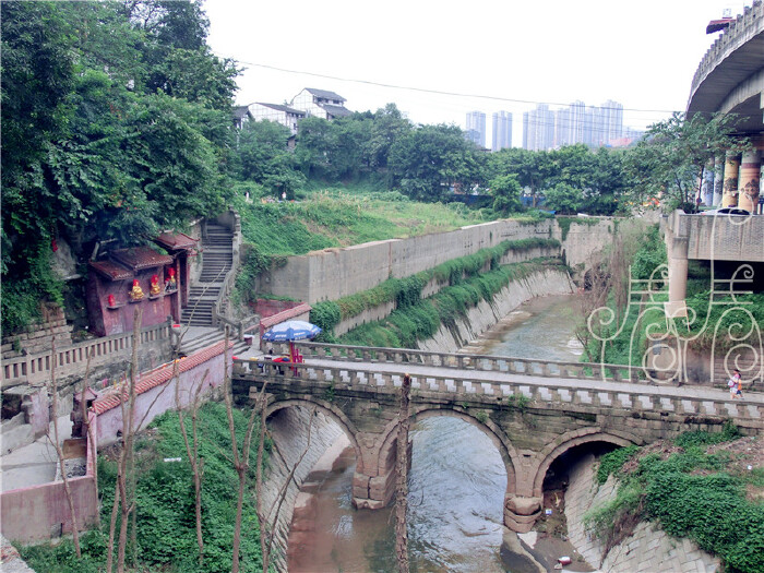 逛完磁器口正街走小路回到大马路上 准备解决晚餐 经过这小桥,桥头
