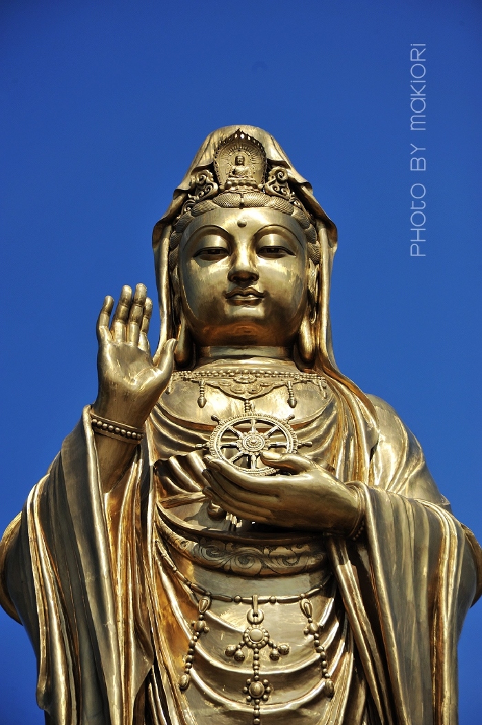 普陀山南海观音坐落于双峰山南端的观音跳