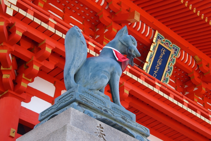 下车就是稻荷神社,完全不用费力去找,从这里开始就是狐狸和鸟居的世界