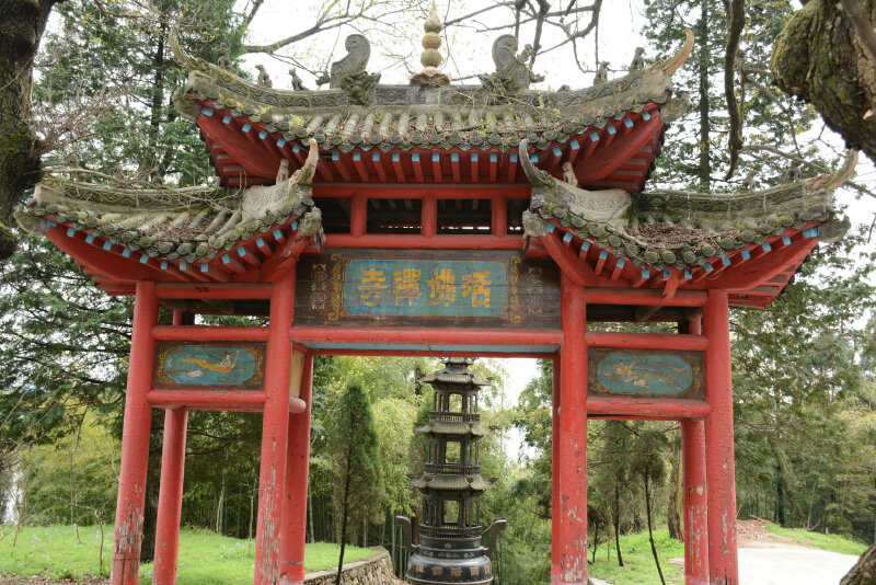 不仅看不到游客,连寺庙的僧人都不曾看到呢;河南信阳鸡公山p80:走累了