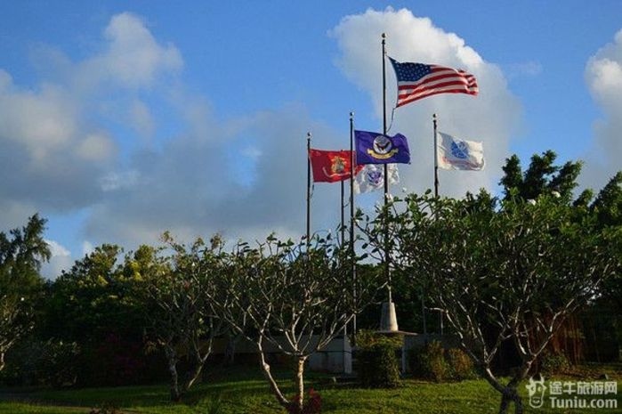 在公园门口就看见蓝天下飘扬的美国国旗和塞班岛旗帜