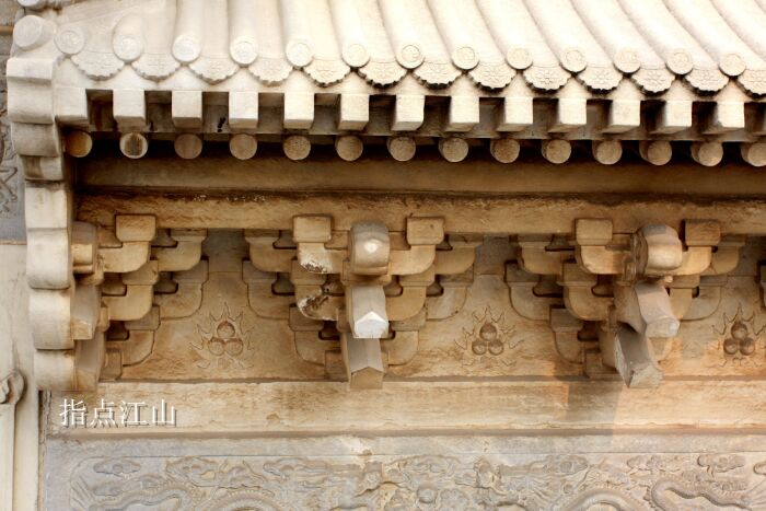 图为塔北石牌坊的顶部构造,其中宝瓶,雕花屋脊,鸱吻兽,蹲脊兽和斗拱