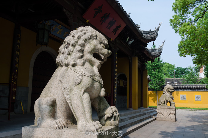 經過了大雄寶殿前的石獅子,旁邊的羅漢堂也是西園寺內一景.