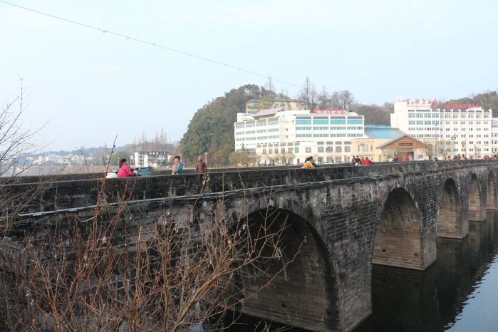 位於黃山市中心城區西部的黎陽鎮,與屯溪老街隔江相望, 屯溪老大橋