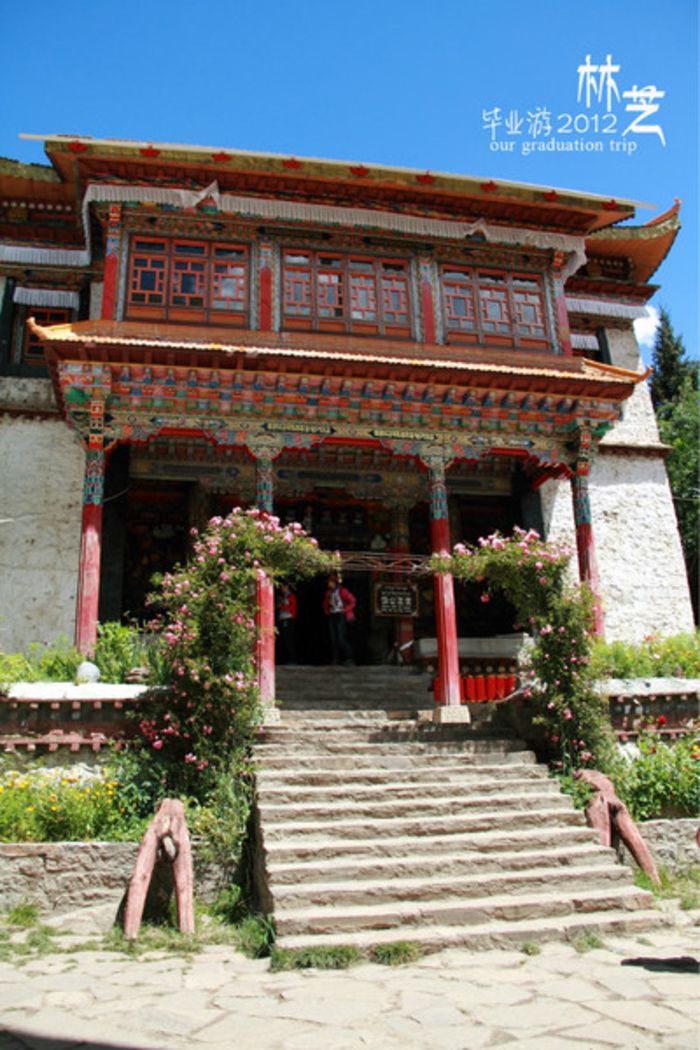 这是一个苯教的寺庙,生殖崇拜,看门口那两个木雕就知