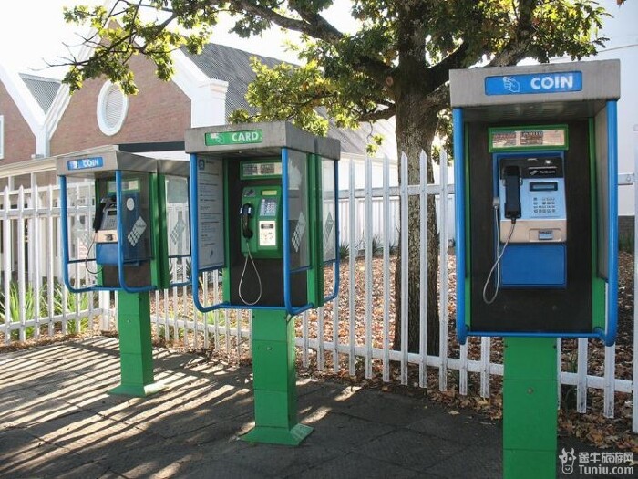 街头公用电话亭.左右两个是投币电话,中间那个只能使用电话卡.