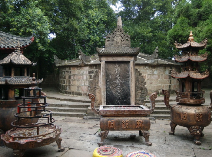 落凤坡在庞统祠前约2公里处,为蜀刘璋从事张任伏兵射杀庞统处.