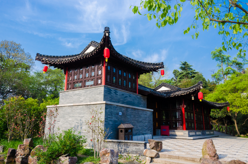 湖边的小亭子古色古香的,非常幽静,来这边