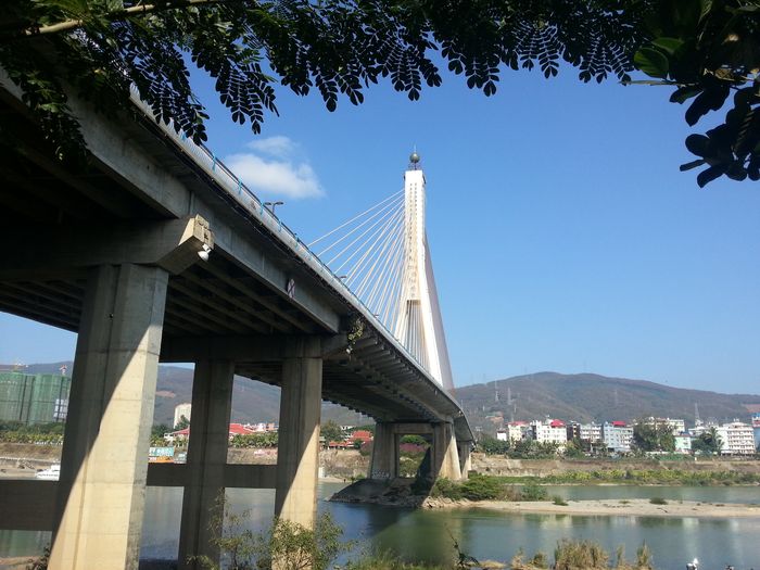 在江邊看瀾滄江大橋.