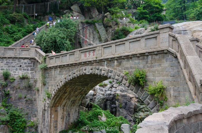 泰山的石头断层比较平整,适合刻字.