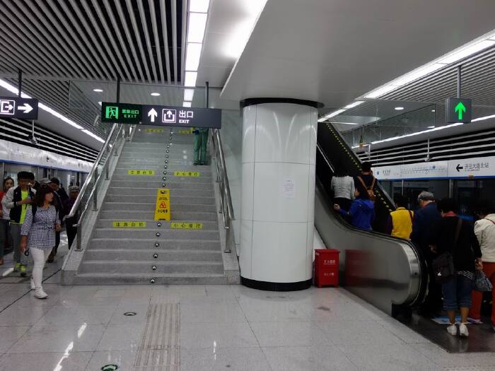 途中经过港湾广场站,中山广场站,友好广场站,青泥洼桥站,一二九街站