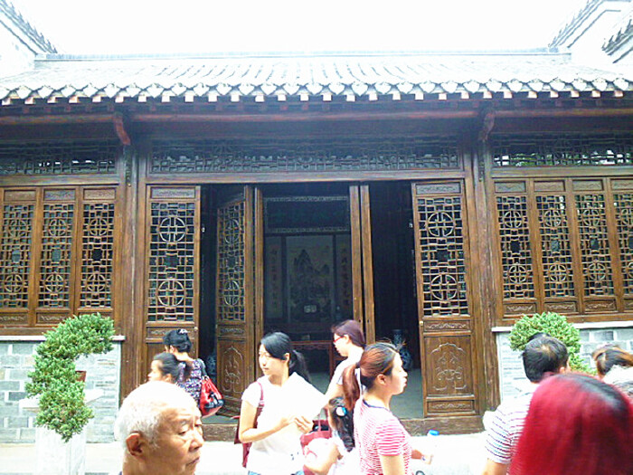 故居整个建筑群分为8个展区,分别为正宅东进,正宅中进,正宅西进,民俗