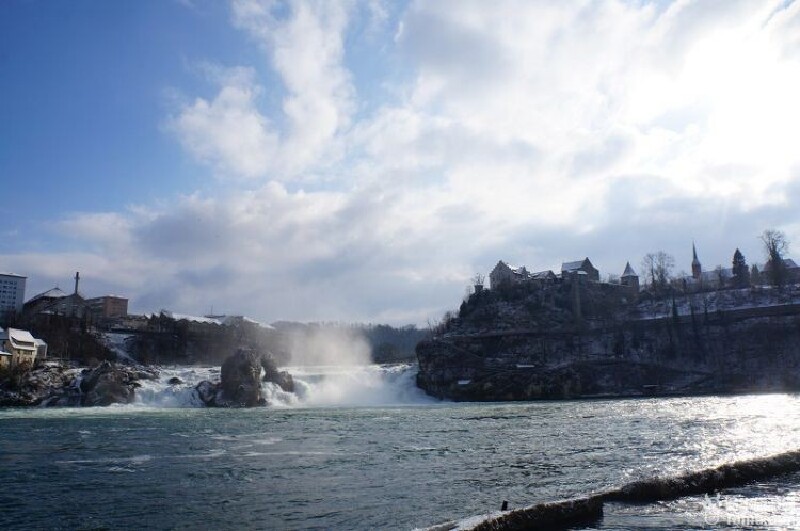 【几百年来,莱茵河源头的瀑布也循环着每一