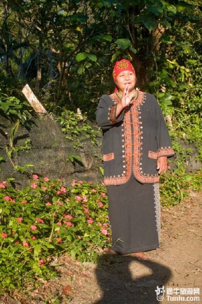 阿姨穿上了他们排湾族的服装.