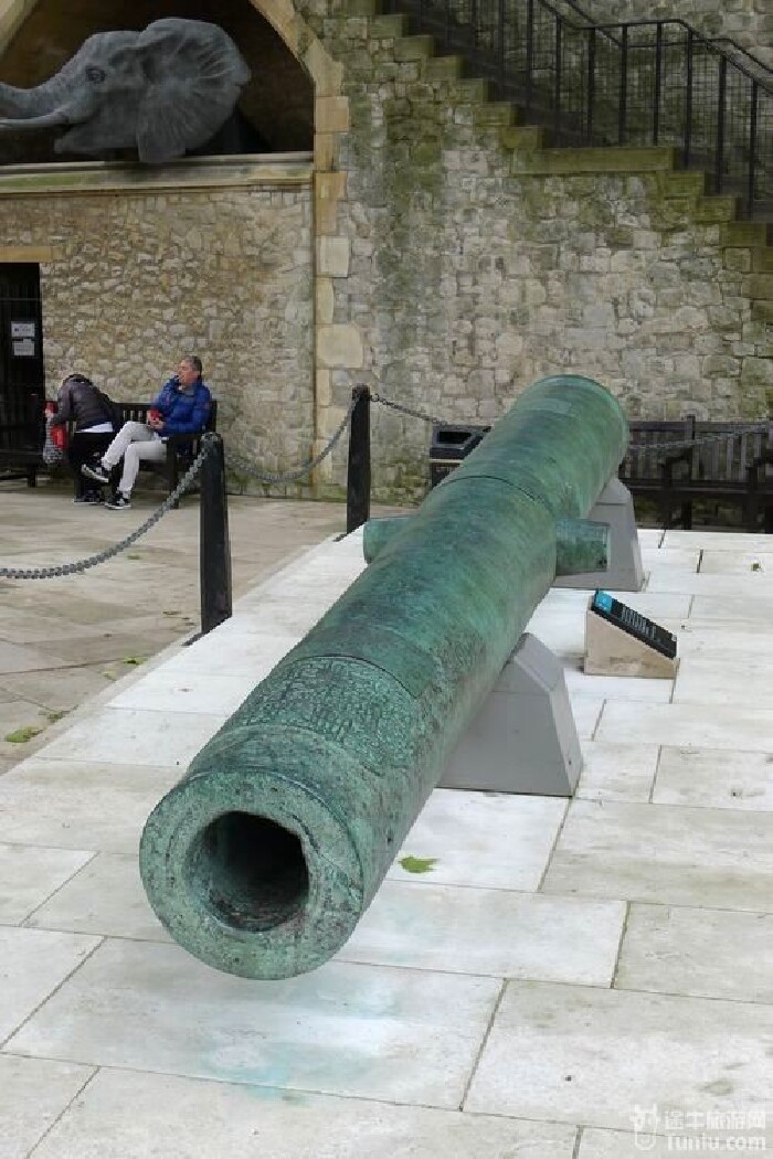 摆放在武器展厅门前的机关炮和石炮,铸铁大炮一二次世界大战时期的