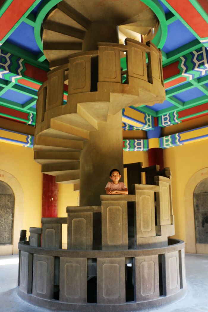 目前的灵谷寺正好在修缮中,游人均不得入内 灵谷塔高九层 灵谷寺初名