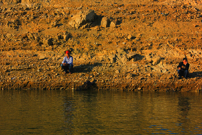 水质好佛子岭,很多当地人在这里钓鱼.