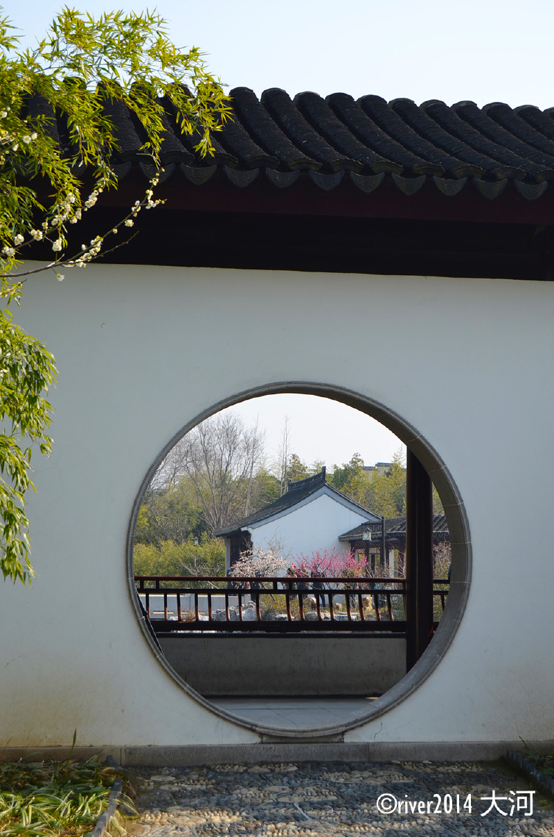 江南的园林中,各种秀丽的门总是层出不穷