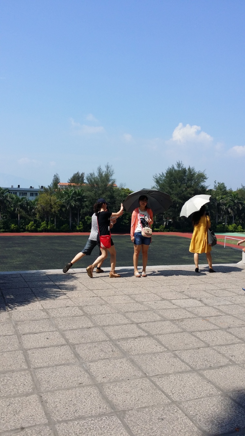 背后就是厦大的体育场,踩在草坪上绵绵软软