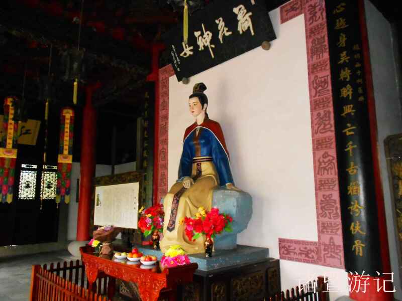 出来后沿着江边的木头步道走到浣纱大桥,进西施殿.