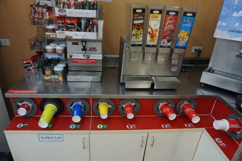 和饮料特别便宜,一大杯(肯德基里那种最大杯可乐)雀巢咖啡才25泰铢,4