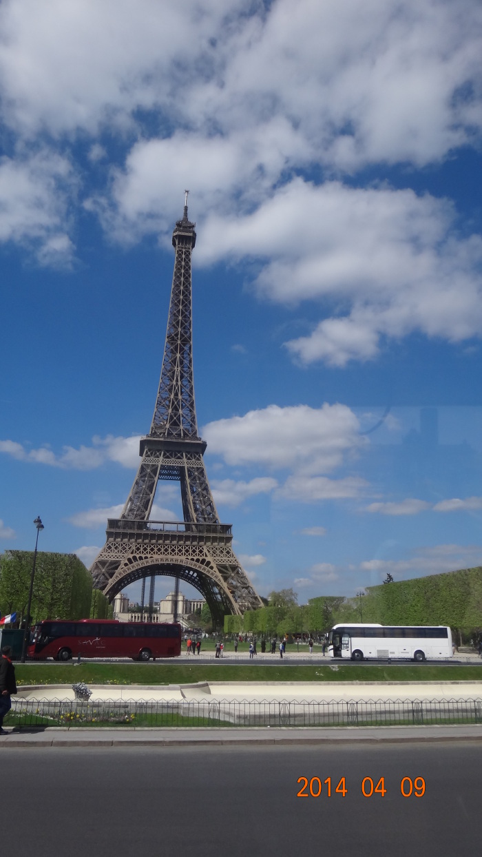 这是一座镂空结构的铁塔,是巴黎现代建筑的象征.