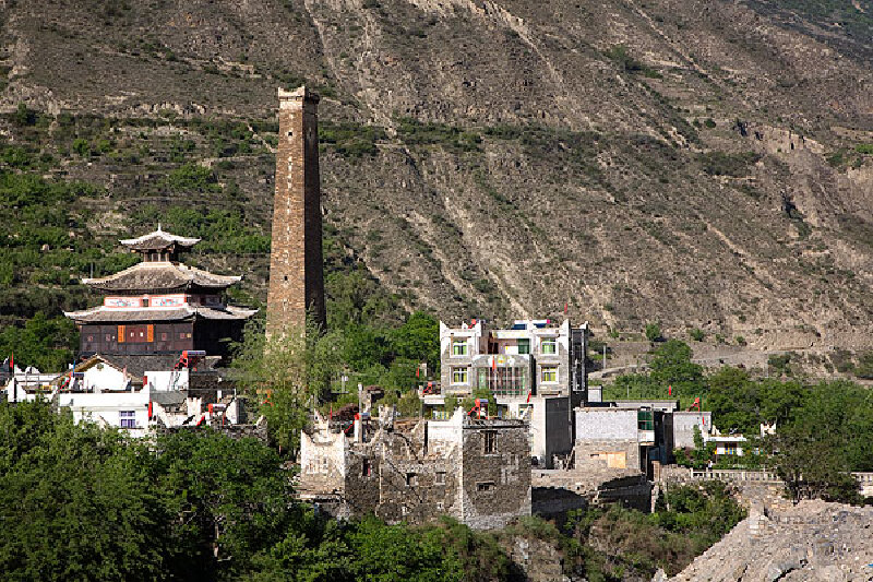 中路古遗址藏寨古碉群