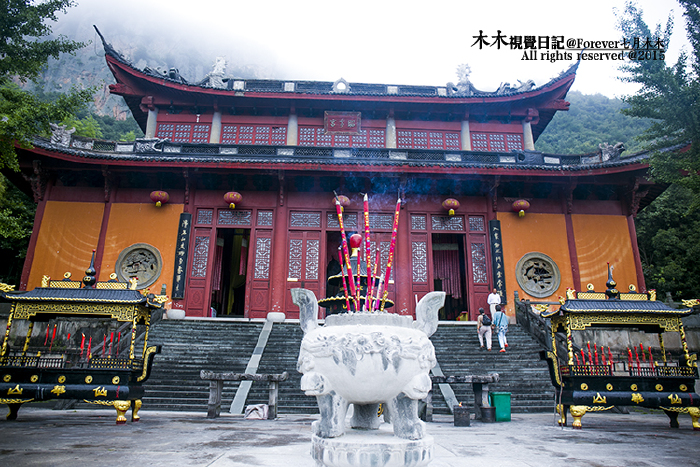 烟雾下的仙华山,有种犹抱琵琶半遮面的仙境,行走其中