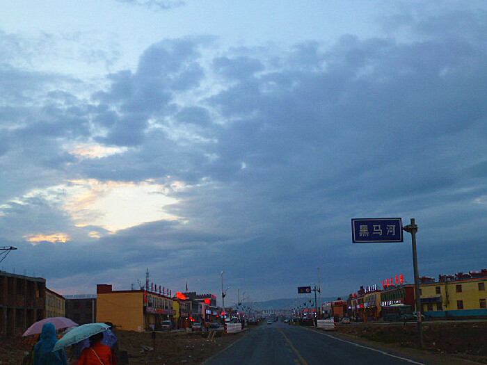 大家都穿上了冲锋衣,羽绒服,去黑马河镇上吃饭.