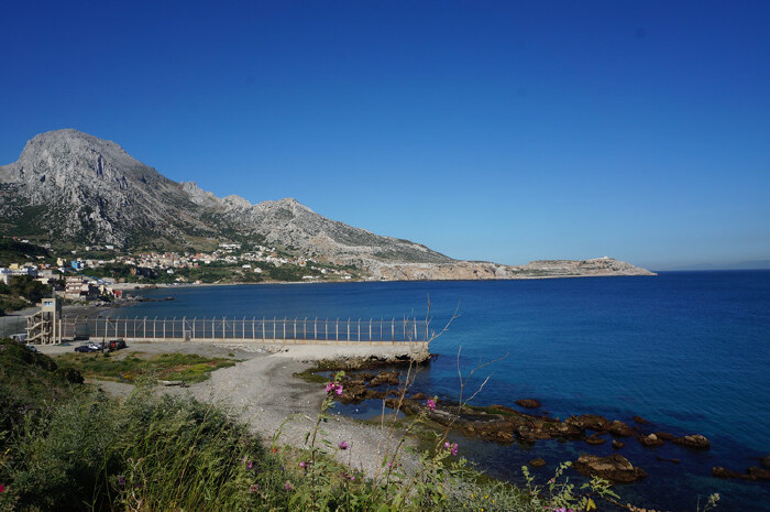 休达大门墙上的宣传画写着:休达 你会喜欢上他的.